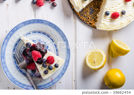 Lemon cheesecake with berries Lemon cheesecake with berries 39662454