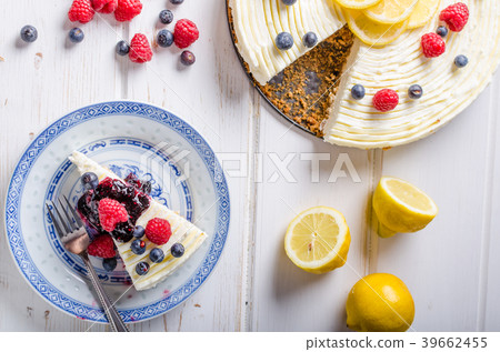 Lemon cheesecake with berries Lemon cheesecake with berries 39662455