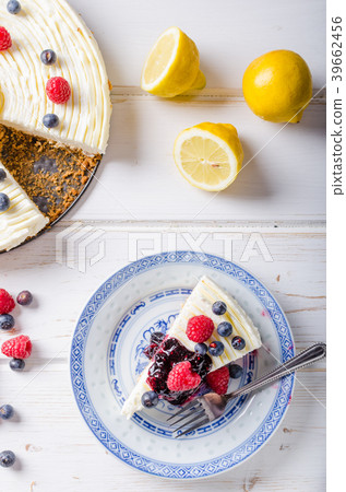 Lemon cheesecake with berries Lemon cheesecake with berries 39662456