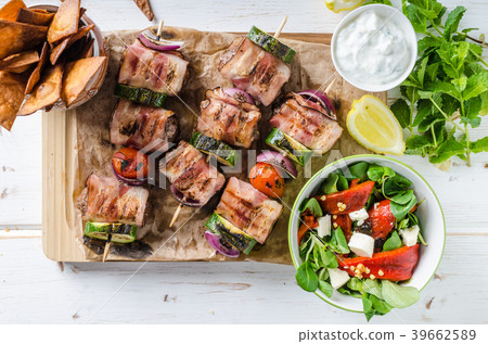Grilled beef skewers 39662589