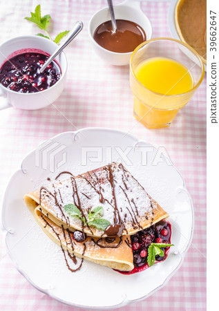 Homemade crepes with berries 39662647