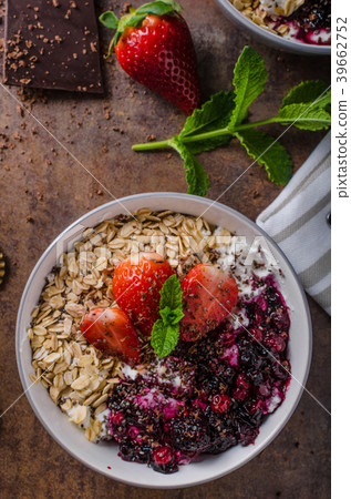 Granola with berries and chocolate 39662752