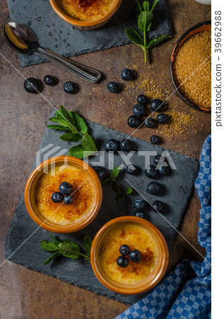 Creme brulee with berries 39662988