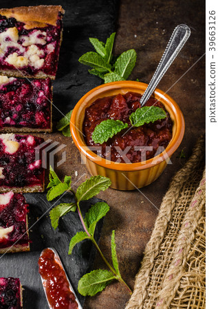 Traditional Czech crumble with berries 39663126