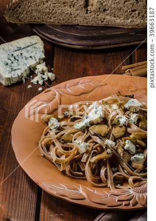 Wholemeal pasta with oyster Wholemeal pasta with oyster 39663187