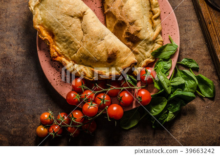 Calzone pizza rustic 39663242