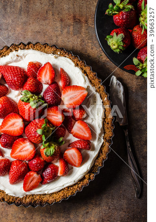 Cheesecake with strawberries 39663257