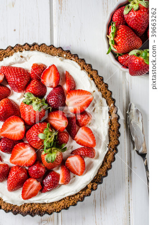 Cheesecake with strawberries Cheesecake with strawberries 39663262