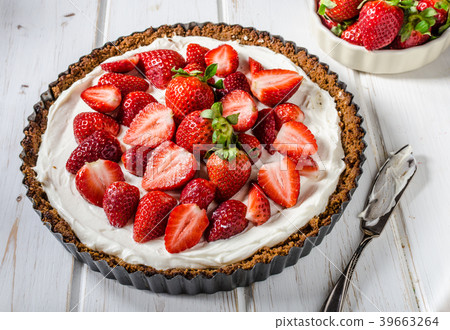 Cheesecake with strawberries 39663264