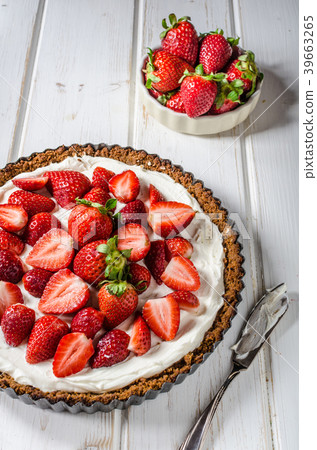 Cheesecake with strawberries 39663265
