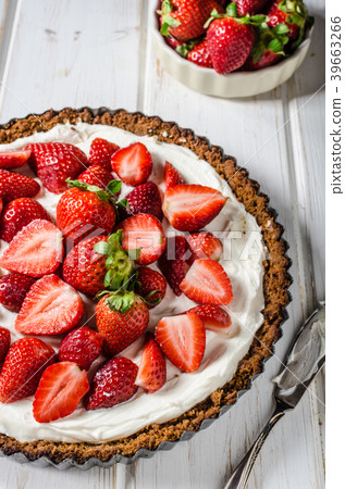 Cheesecake with strawberries Cheesecake with strawberries 39663266