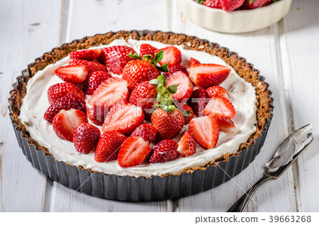 Cheesecake with strawberries Cheesecake with strawberries 39663268