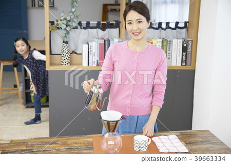 Drip coffee, relaxing time Drip coffee, relaxing time 39663334