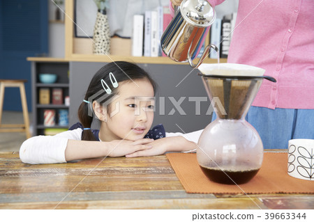 Drip coffee, relaxing time Drip coffee, relaxing time 39663344