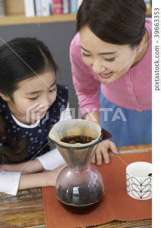 Drip coffee, relaxing time Drip coffee, relaxing time 39663353