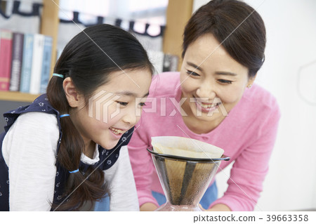 Drip coffee, relaxing time Drip coffee, relaxing time 39663358