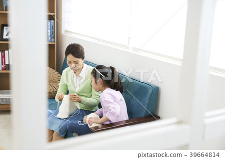 媽媽和女兒,下午好,編織 媽媽和女兒,下午好,編織 39664814