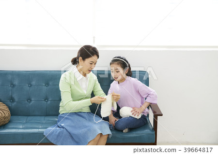 媽媽和女兒,下午好,編織 媽媽和女兒,下午好,編織 39664817
