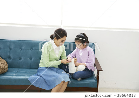 媽媽和女兒,下午好,編織 媽媽和女兒,下午好,編織 39664818