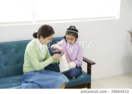 媽媽和女兒,下午好,編織 媽媽和女兒,下午好,編織 39664819