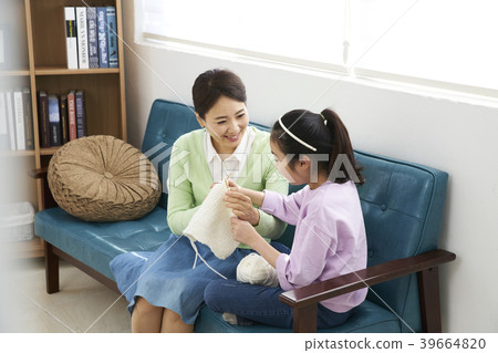 媽媽和女兒，下午好，編織 39664820