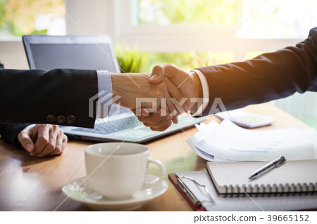 Two businessman shaking hands in office 39665152