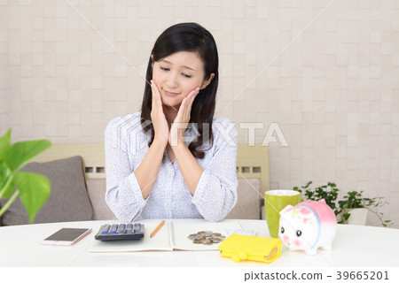 一個焦慮的表情的女人 一個焦慮的表情的女人 39665201