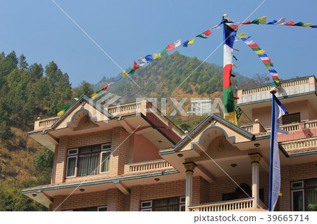 Prayer flags on top of a roof in Syabru Besi. 39665714