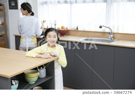 母親和女兒在廚房裡 39667274