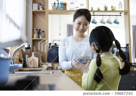 母親和女兒在廚房裡 母親和女兒在廚房裡 39667293