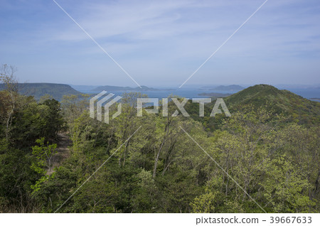 Yajima (photographed from Kagawa prefecture Aji Ryuozan Park) in the new green Seto Inland Sea Yajima (photographed from Kagawa prefecture Aji Ryuozan Park) in the new green Seto Inland Sea 39667633