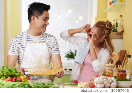 Cooking dinner Cooking dinner 39667646