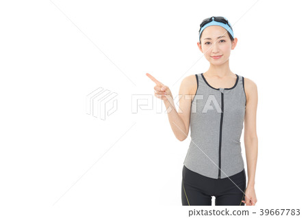 年輕女子游泳 39667783