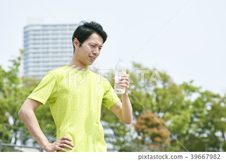 Training break hydration 39667982