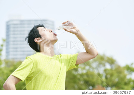 Training break hydration 39667987