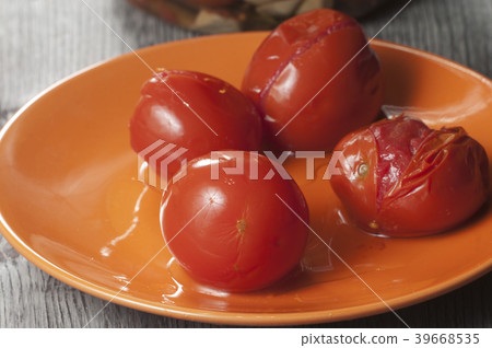 Marinated tomatoes 39668535