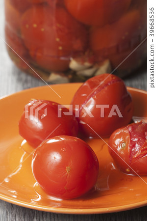 Marinated tomatoes Marinated tomatoes 39668536