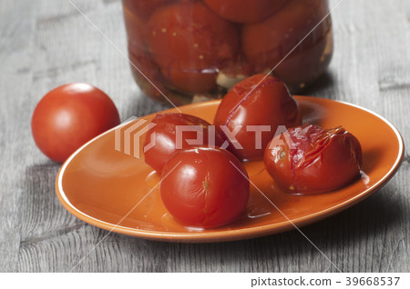Marinated tomatoes Marinated tomatoes 39668537