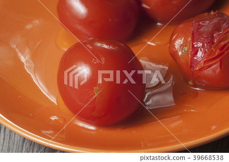 Marinated tomatoes 39668538