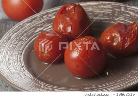 Marinated tomatoes 39668539