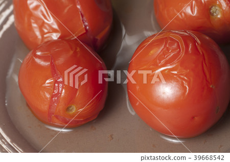 Marinated tomatoes Marinated tomatoes 39668542