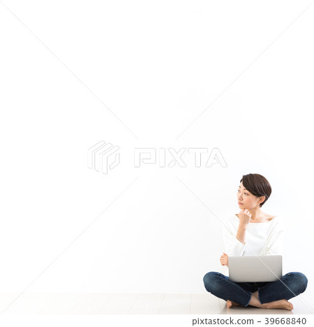 少婦白色牆壁 39668840