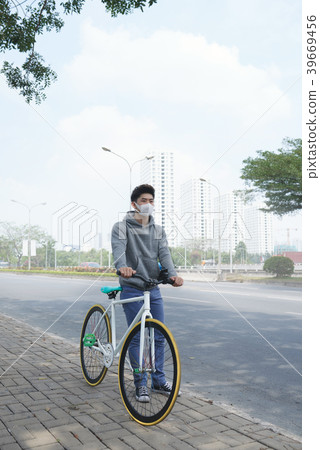 Cycling in polluted city 39669456