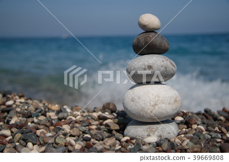 Stones on the seashore Stones on the seashore 39669808