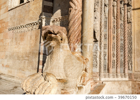 Detail of the Verona Cathedral - Veneto Italy Detail of the Verona Cathedral - Veneto Italy 39670150