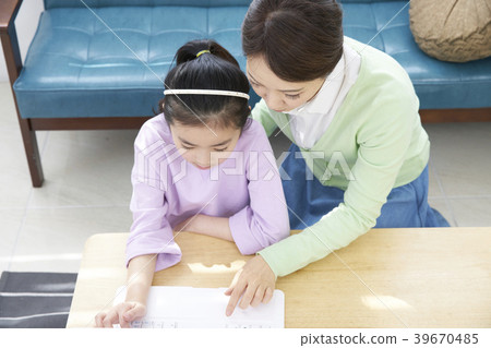 母親和女兒在有膝上型計算機的客廳 母親和女兒在有膝上型計算機的客廳 39670485