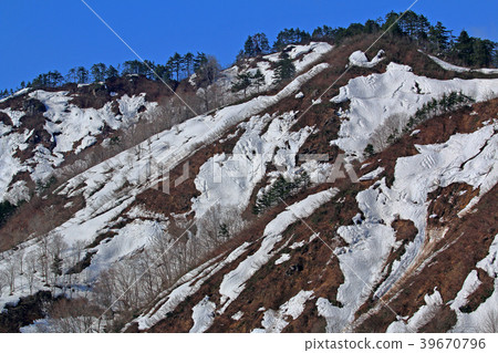 春天的山區在多雪的國家Yami鎮，福島縣 39670796
