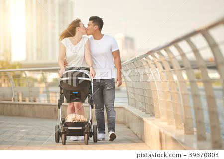 Romantic Kiss of Loving Couple Romantic Kiss of Loving Couple 39670803