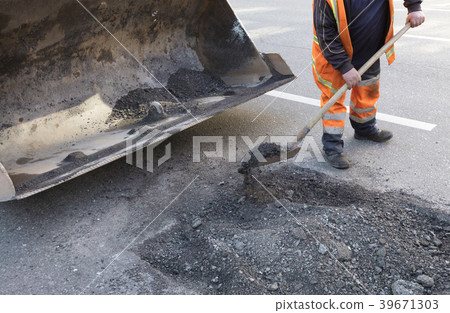 Partial repair of the asphalt road.  39671303