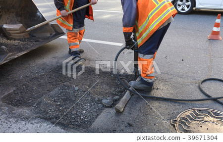 The workers' brigade clears a part of the asphalt  39671304